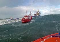 Reddingboten in actie op kolkende Noordzee