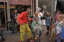 Poepende pony en clown Marco op de Voorstraat