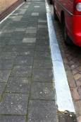 Gele band langs trottoir Bildtstraat weer grijs