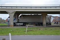 Vrachtwagen tegen viaduct
