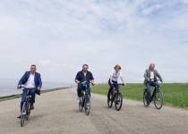 Bestuurders tekenen voor fietsen langs Waddenzee