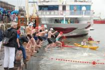 Arjan van der Meulen wint tussen buien door 40e Zeezwemtocht